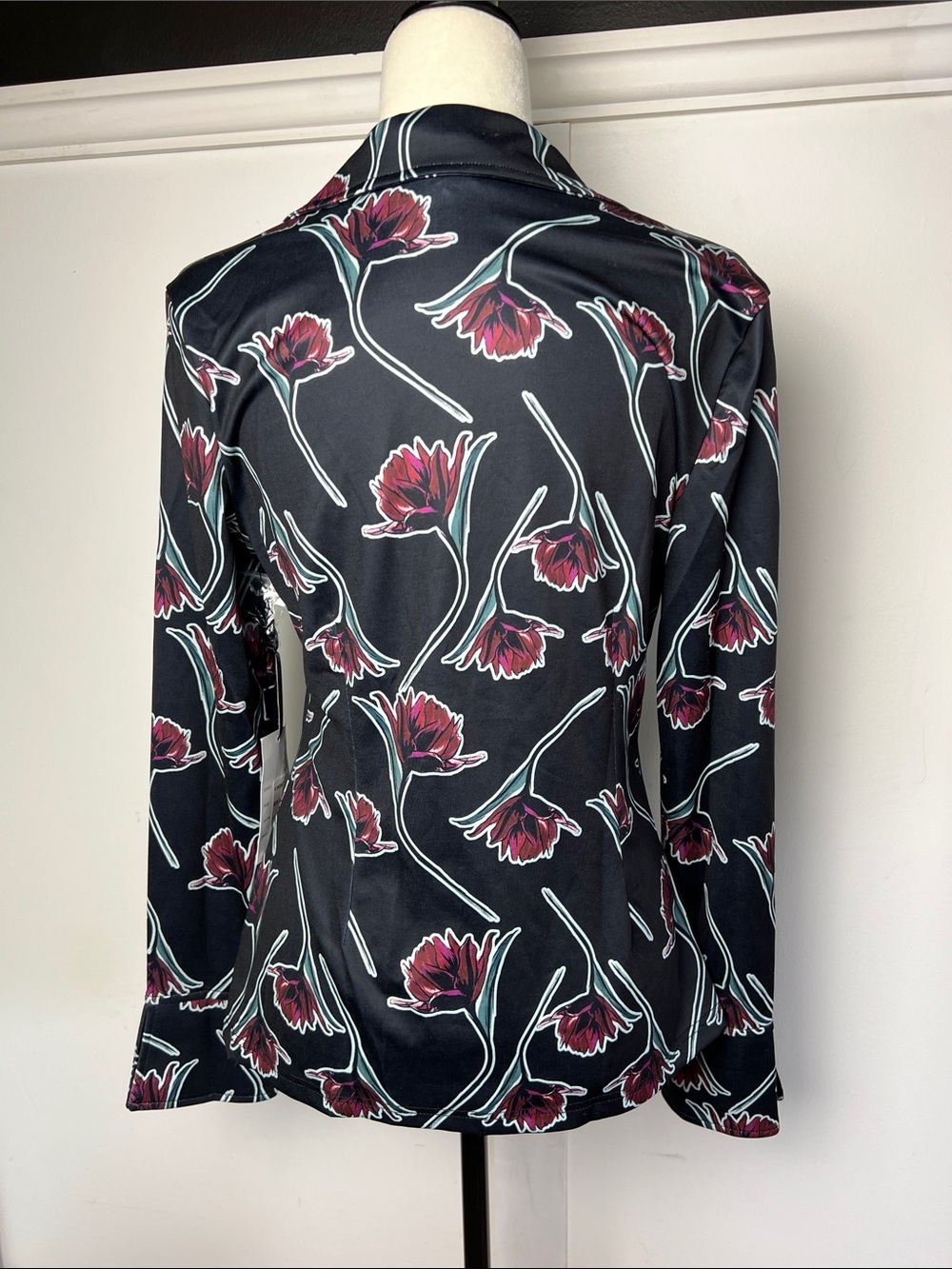 Unique Vintage Black Floral Button-Front Top - Picture 5 of 6